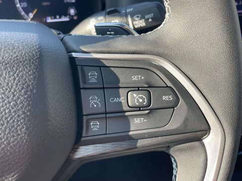 Used 2025 Jeep Grand Cherokee Altitude AWD/4WD image 23