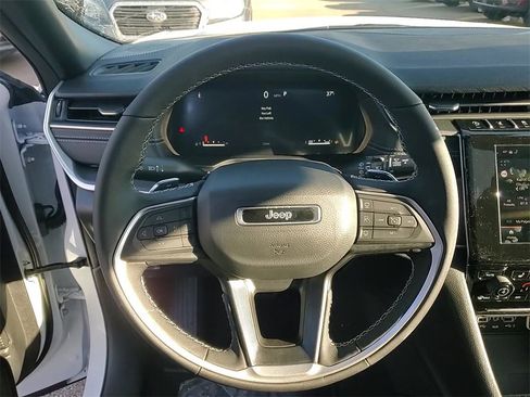 New 2025 Jeep Grand Cherokee Altitude image 13