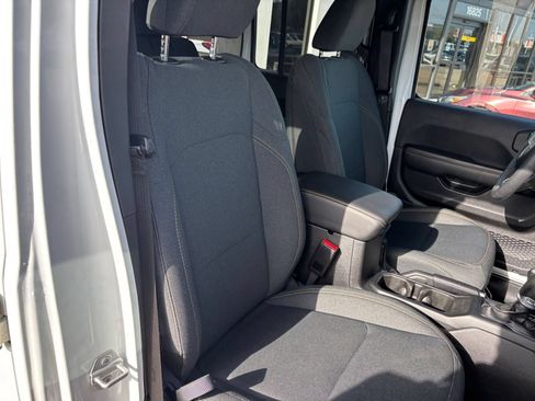 Used 2025 Jeep Wrangler Unlimited Sahara AWD/4WD image 35