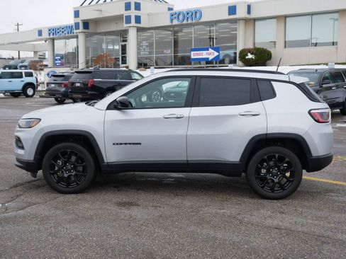 Used 2025 Jeep Compass Latitude w/ Altitude Special Edition image 2
