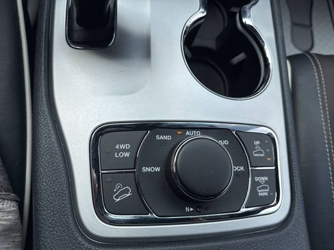 Used 2014 Jeep Grand Cherokee Overland w/ Advanced Technology Group AWD/4WD image 31