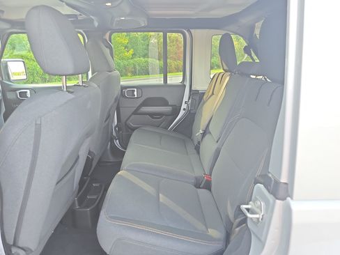 Used 2024 Jeep Wrangler Unlimited Sahara AWD/4WD image 13