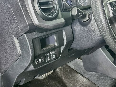 Used 2017 Toyota Tacoma TRD Sport w/ Tow Package (A/T) AWD/4WD image 17