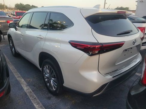 Used 2021 Toyota Highlander Platinum FWD image 4