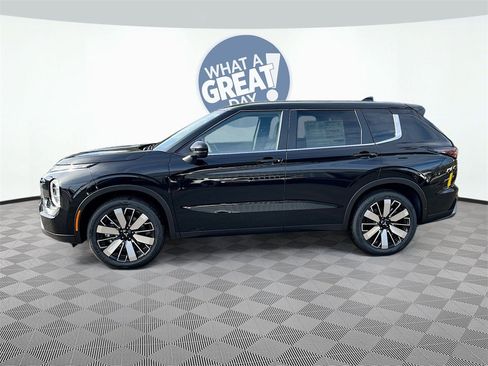 New 2026 Mitsubishi Outlander SE image 3