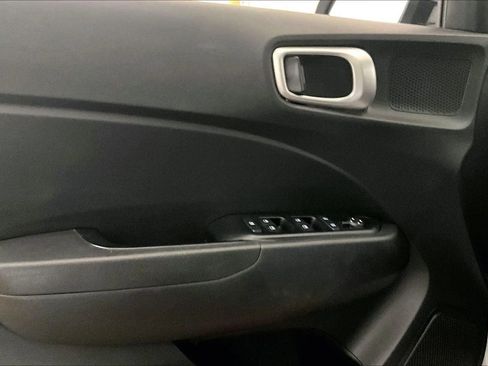 Used 2022 Hyundai Venue SEL image 22