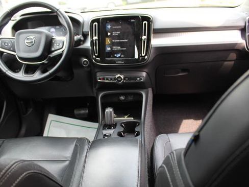 Used 2021 Volvo XC40 T4 Momentum image 11