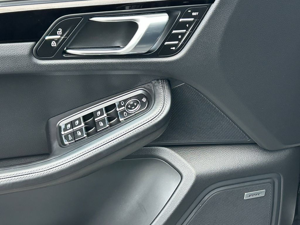Used 2025 Porsche Macan AWD/4WD image 12