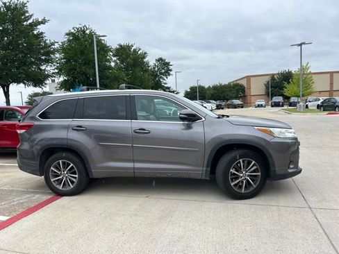 Used 2018 Toyota Highlander XLE FWD image 2
