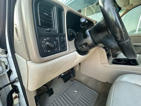 Used 2005 Chevrolet Avalanche Z66 w/ Sun And Sound Package image 11