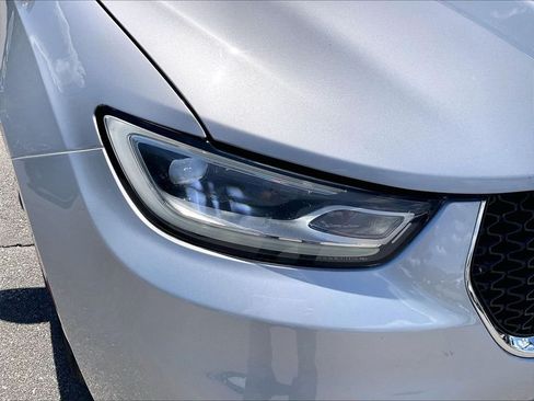 Used 2023 Chrysler Pacifica Touring-L FWD image 28