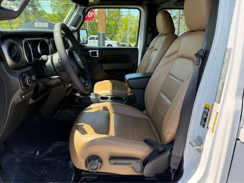 Used 2023 Jeep Wrangler Unlimited w/ Sun & Screen Package AWD/4WD image 16