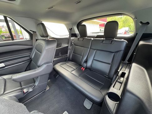 Used 2022 Ford Explorer XLT w/ Equipment Group 202A AWD/4WD image 17