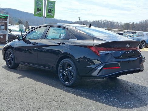 New 2026 Hyundai Elantra SEL Sport Premium FWD image 3