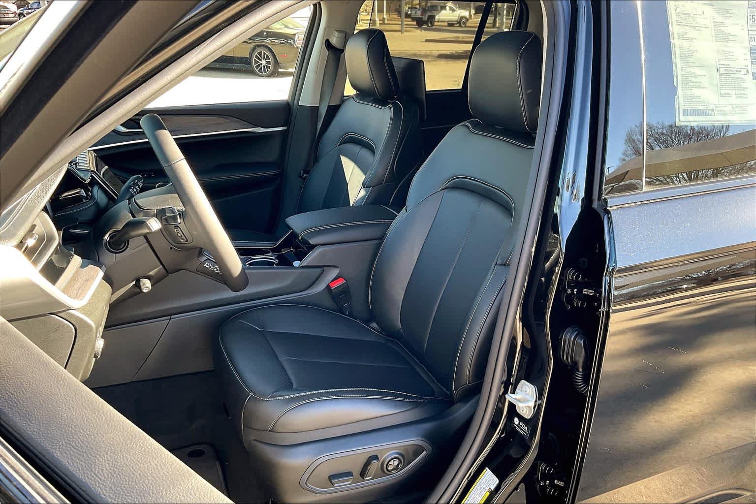 Used 2023 Jeep Grand Cherokee 4WD 4xe w/ Luxury Tech Group II image 9