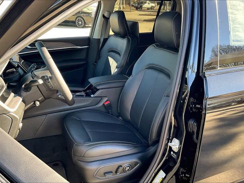 Used 2023 Jeep Grand Cherokee 4WD 4xe w/ Luxury Tech Group II image 9