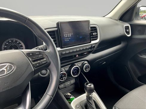 Certified 2022 Hyundai Venue Limited FWD image 9