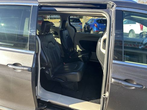 Used 2020 Chrysler Pacifica Touring-L image 26