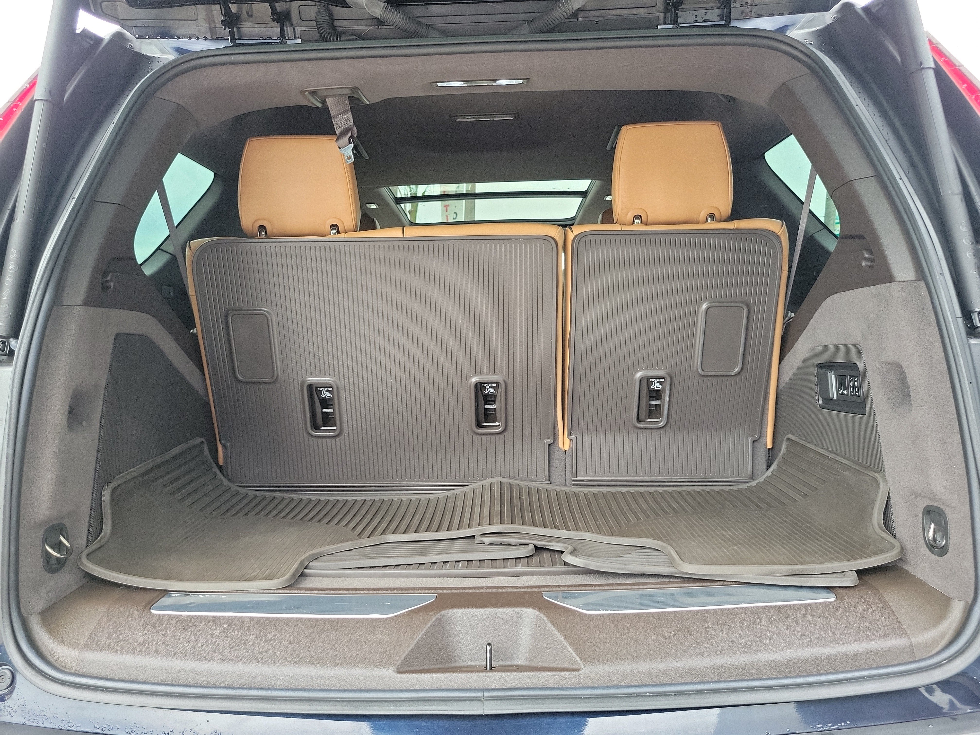 Used 2023 Cadillac Escalade Premium Luxury w/ LPO, Radiant Package AWD/4WD image 18