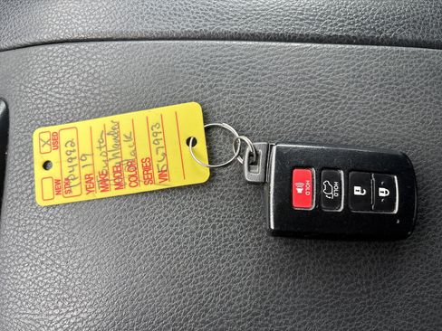 Used 2019 Toyota Highlander SE AWD/4WD image 23
