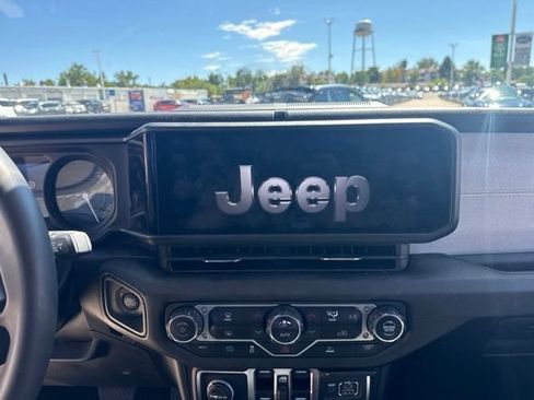 Used 2024 Jeep Wrangler Unlimited AWD/4WD image 15