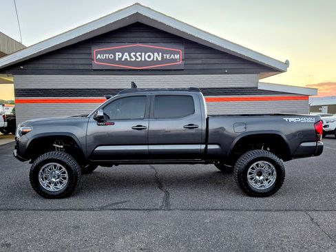 Used 2018 Toyota Tacoma TRD Off-Road w/ Technology Package AWD/4WD image 2