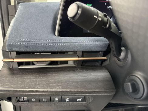 New 2025 Nissan Ariya Platinum image 15