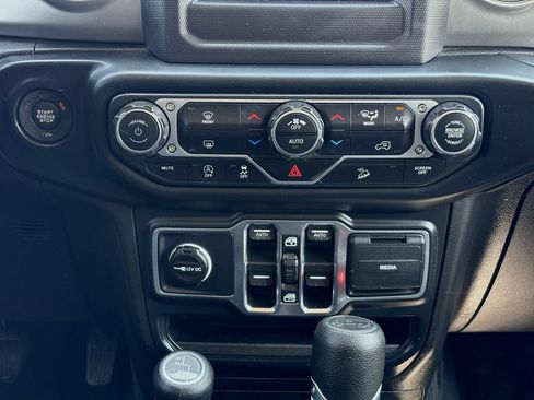 Used 2019 Jeep Wrangler Unlimited Sahara AWD/4WD image 17