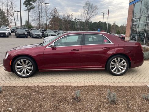Used 2019 Chrysler 300 Touring w/ Chrome Appearance Package image 6