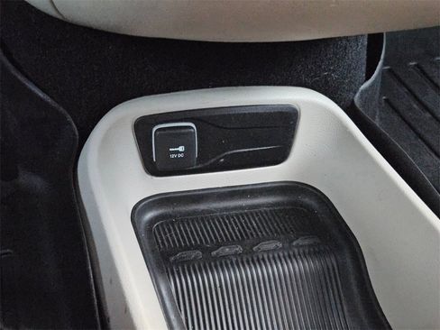 Used 2021 Chrysler Voyager L image 26