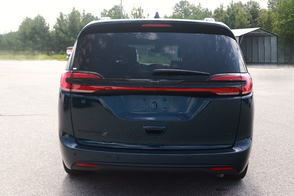 Used 2025 Chrysler Pacifica Limited FWD image 6