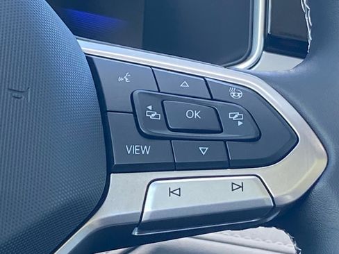 Certified 2025 Volkswagen Taos SE w/ Panoramic Sunroof Package FWD image 7