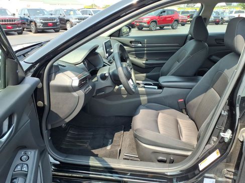 Used 2024 Nissan Altima 2.5 SV FWD image 10