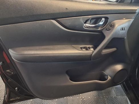 Used 2018 Nissan Rogue SV w/ Premium Package AWD/4WD image 17