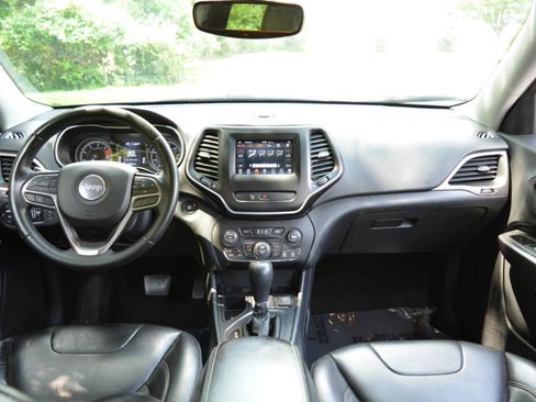 Used 2020 Jeep Cherokee Latitude Plus w/ Comfort/Convenience Group FWD image 19