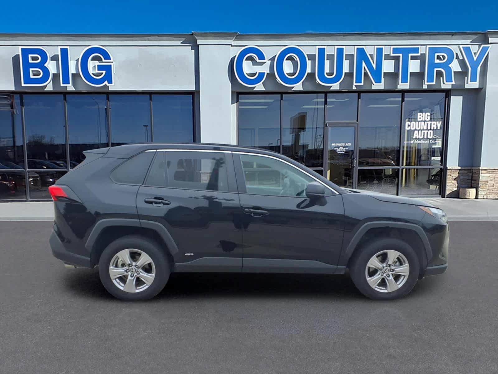 Used 2023 Toyota RAV4 LE AWD/4WD image 4