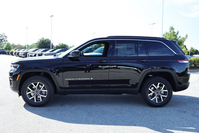 New 2027 Jeep Grand Cherokee Laredo X RWD image 9