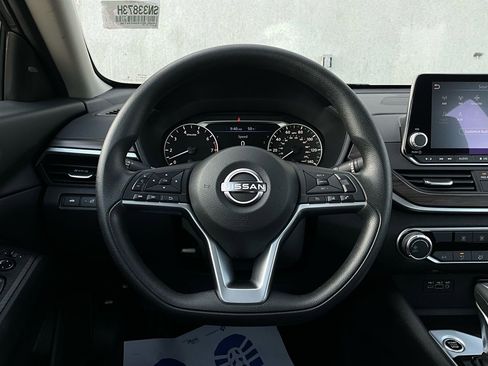 Used 2025 Nissan Altima 2.5 SV image 31