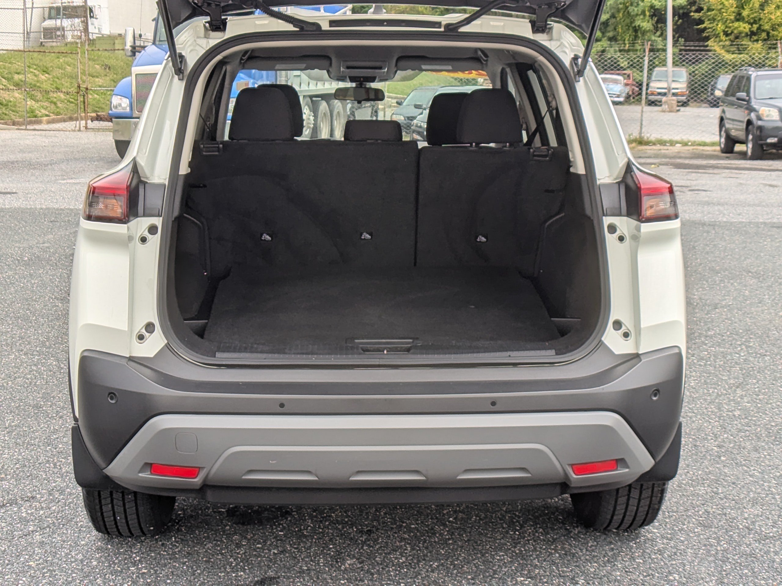 Used 2023 Nissan Rogue S FWD image 8