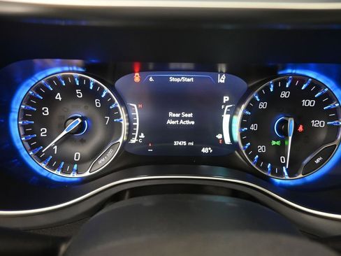 Used 2025 Chrysler Pacifica Limited image 36