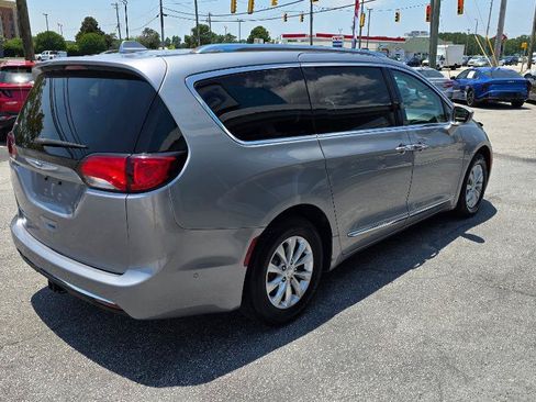 Used 2018 Chrysler Pacifica Touring-L Plus FWD image 4