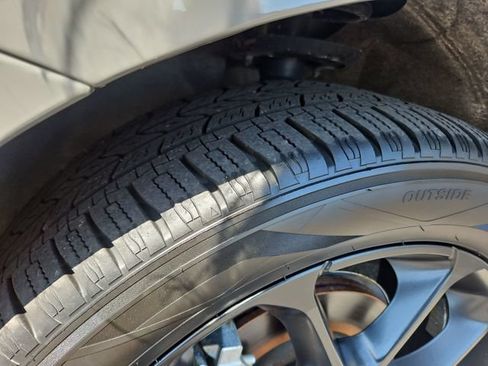 Used 2025 Chrysler Pacifica Limited FWD image 29