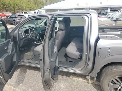 Used 2025 Nissan Frontier SV image 9