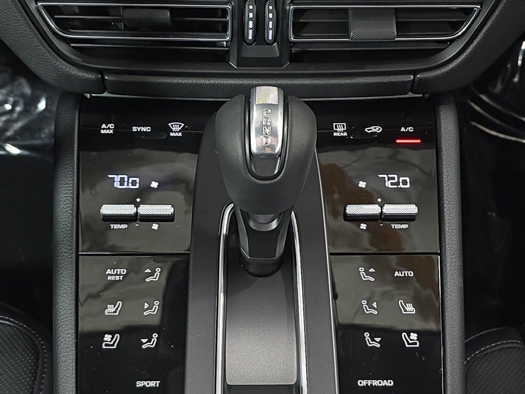 Certified 2026 Porsche Macan AWD/4WD image 19