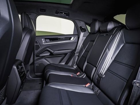 New 2025 Porsche Cayenne Turbo image 17