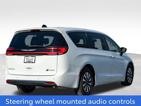 Used 2024 Chrysler Pacifica Select image 7