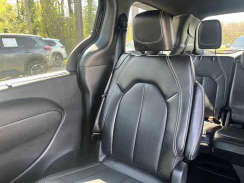 Used 2025 Chrysler Pacifica Select image 40