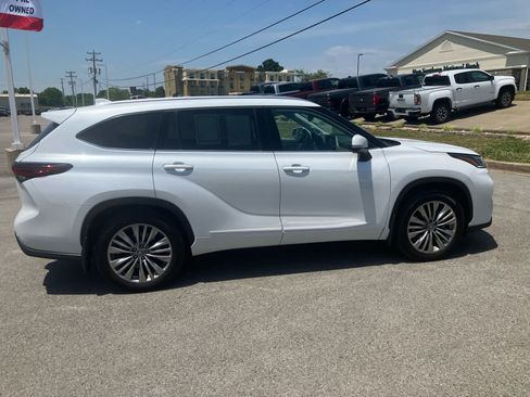 Certified 2026 Toyota Highlander Platinum AWD/4WD image 9