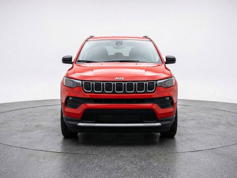 Used 2025 Jeep Compass Latitude image 2