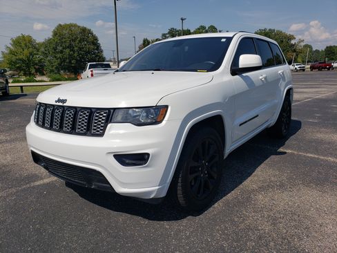Used 2019 Jeep Grand Cherokee Altitude RWD image 2